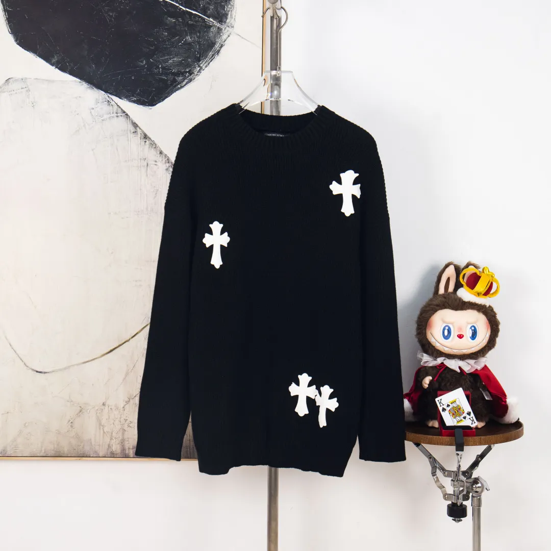 P320 zp version [Exclusive supply] Chrome Hearts/Cro Heart OS loose version 2025fw autumn and winter new style Classic customized leather cross 🪡logo Round neck long sleeve off-shoulder sweater cardigan Imported wool blended fabric Exquisitely upgraded, inspired by the 1980s retro Original fabric Official same style Round neck Long sleeve suit Customized mesh sweater thick knitted fabric Very comfortable to the touch The latest brick cabinets in spring and summer are in sync, fashionable and individual Super versatile and good-looking style, very suitable for both men and women. A must-have style. Hang tag, collar label, washed wheat, complete with three labels. Color: black and white. Size: M L XL 2XL 3XL. Number: YK10633.